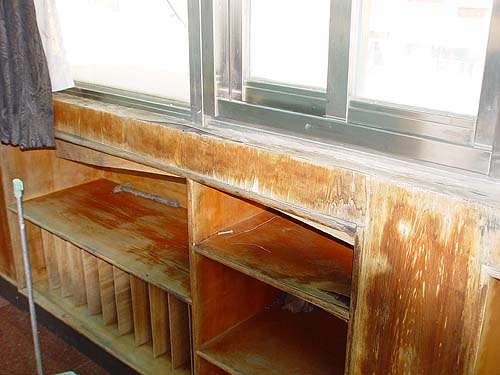 窗框滲漏水導致靠窗的裝潢家具腐壞產生臭味無法使用(台灣漿造工業有限公司)